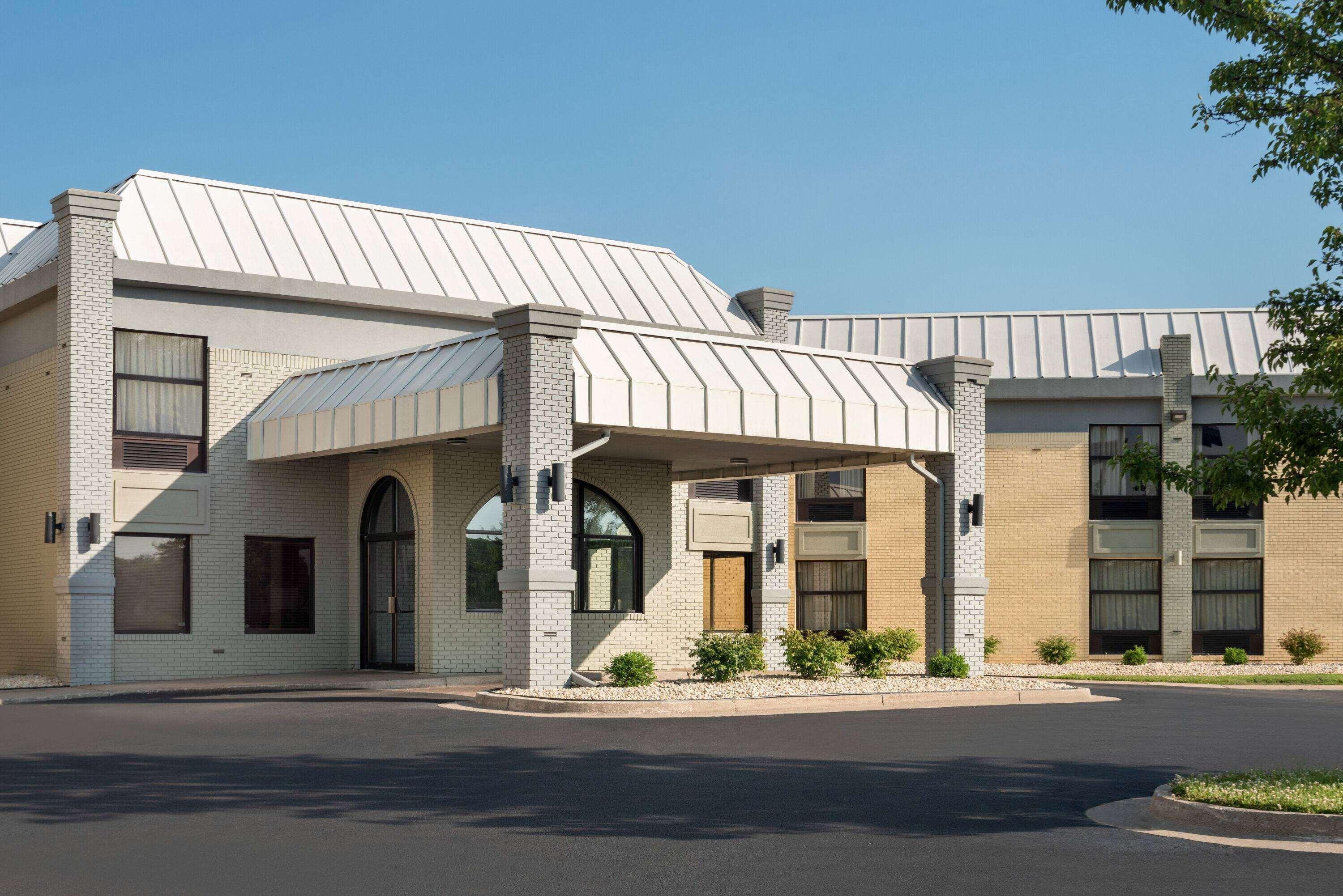 Days Inn & Suites By Wyndham Merrillville Extérieur photo