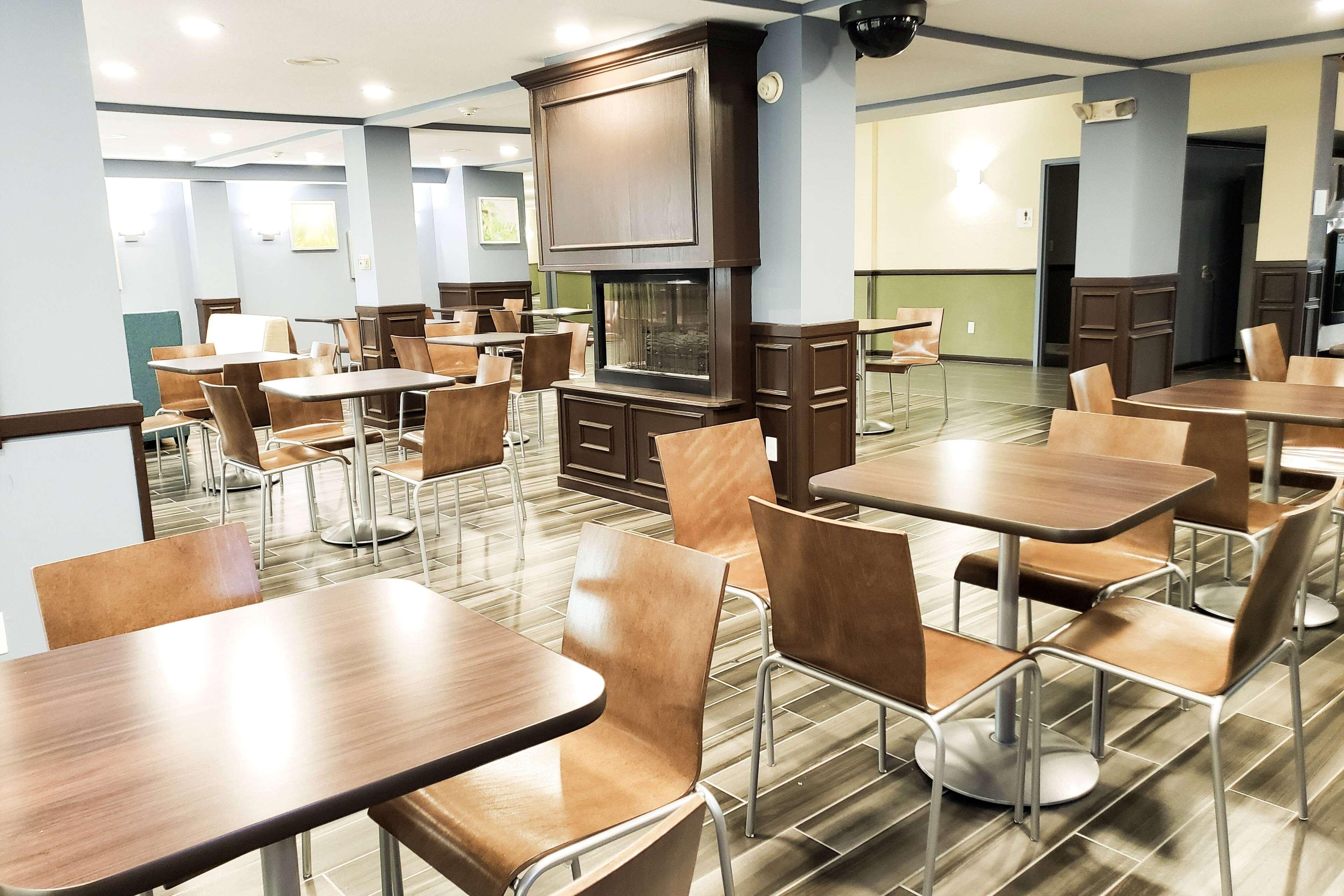 Days Inn & Suites By Wyndham Merrillville Extérieur photo