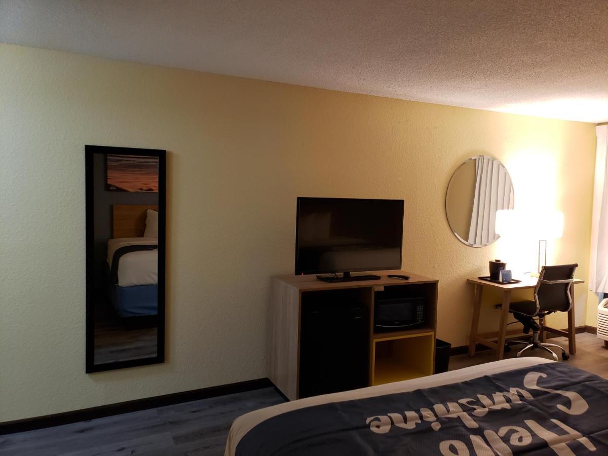 Days Inn & Suites By Wyndham Merrillville Extérieur photo